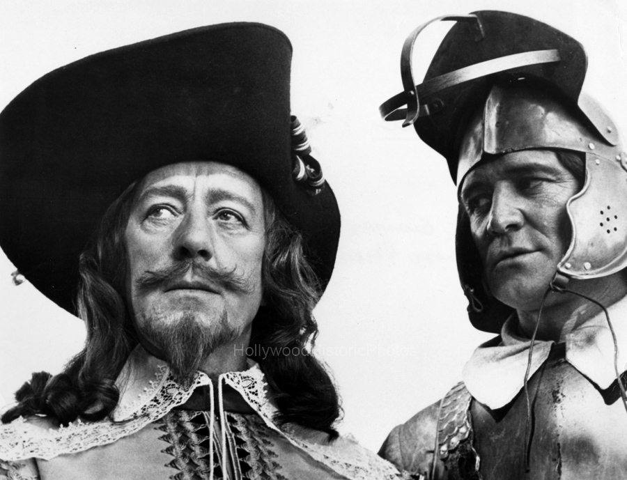 Alec Guinness 1970 As King Charles l with Richard Harris in Cromwell wm.jpg